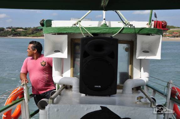 De barco, fazendo a travessia pelo rio entre Fortim e Canoa Quebrada, no litoral do Ceará